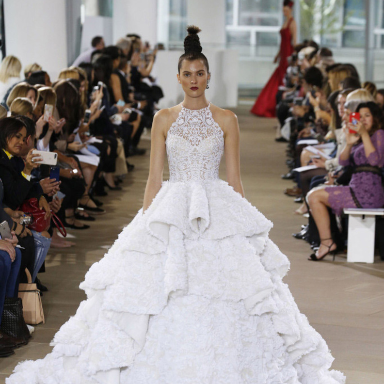 فستان زفاف مع تنورة فوقها قماش التول القابل للإزالة من مجموعة اينيس دي سانتو Ines Di Santo لربيع 2018