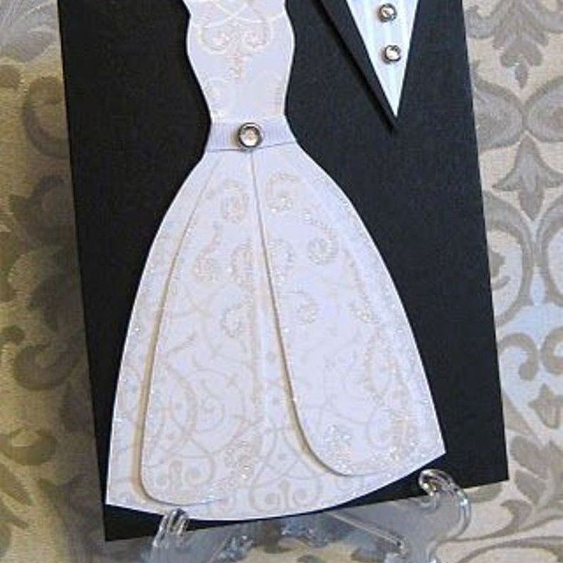 دعوة زفاف مصممة على شكل ملابس العروسين