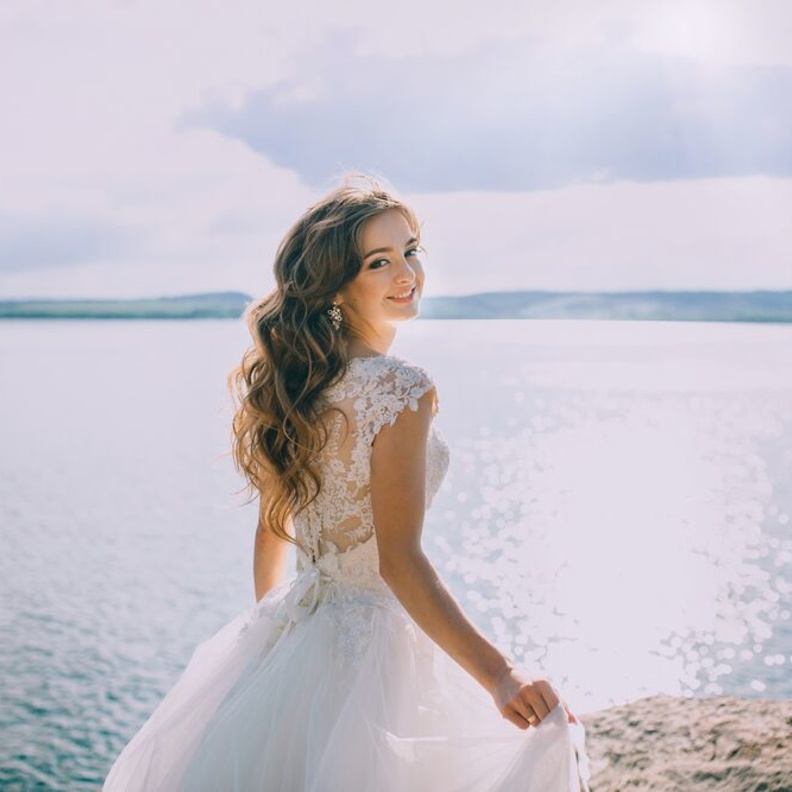 فستان زفاف على شكل قلب عند الصدر