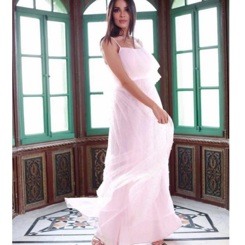 فستان سهرة أخضر براق تألقت به نادين نجيم