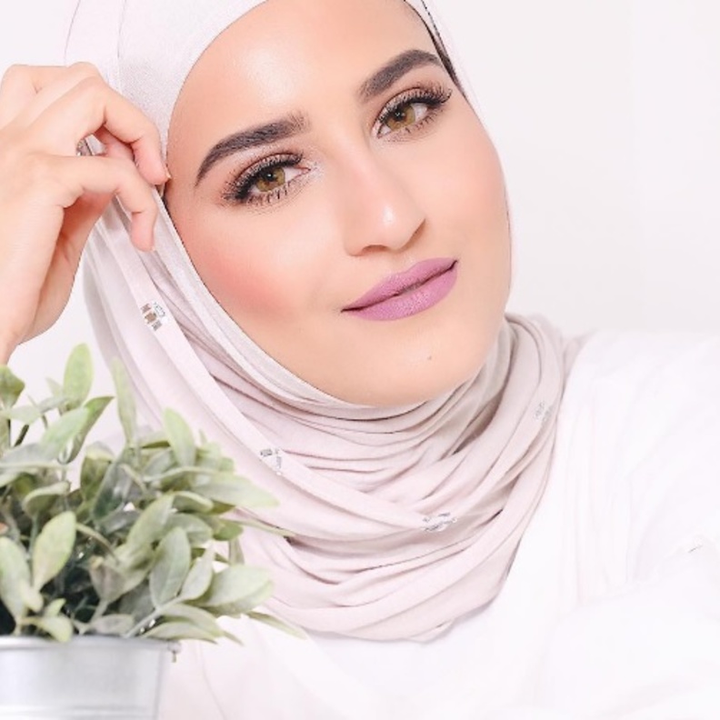 مكياج زهري ناعم من اختيار دلال الدوب