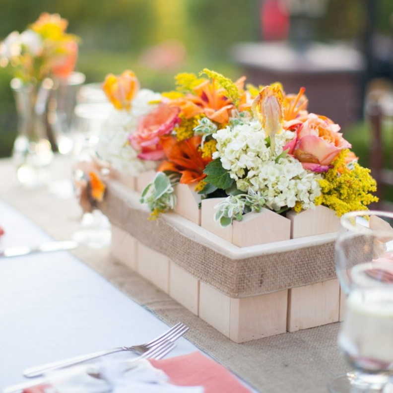 حفلات الزفاف الصيفية فإنه هناك خيارات لا حصر لها لقطع الزينة المركزية التي تزين طاولات حفل الزفاف