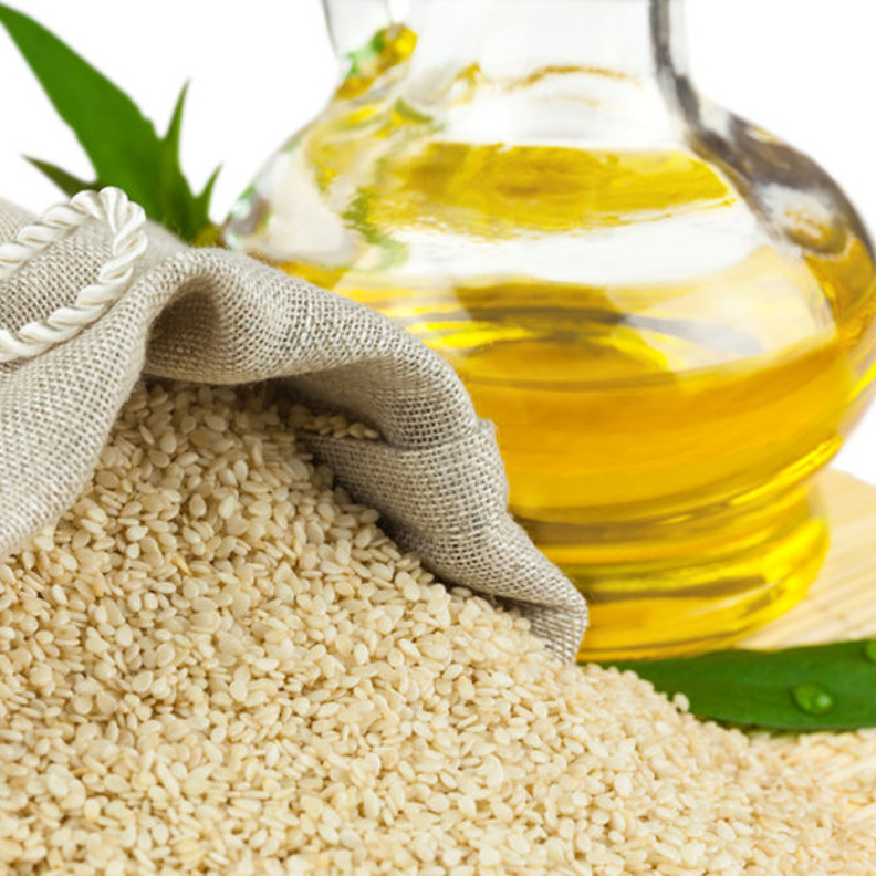 يساعد زيت السمسم على شد البشرة ويمنع تكون التجاعيد على سطحها