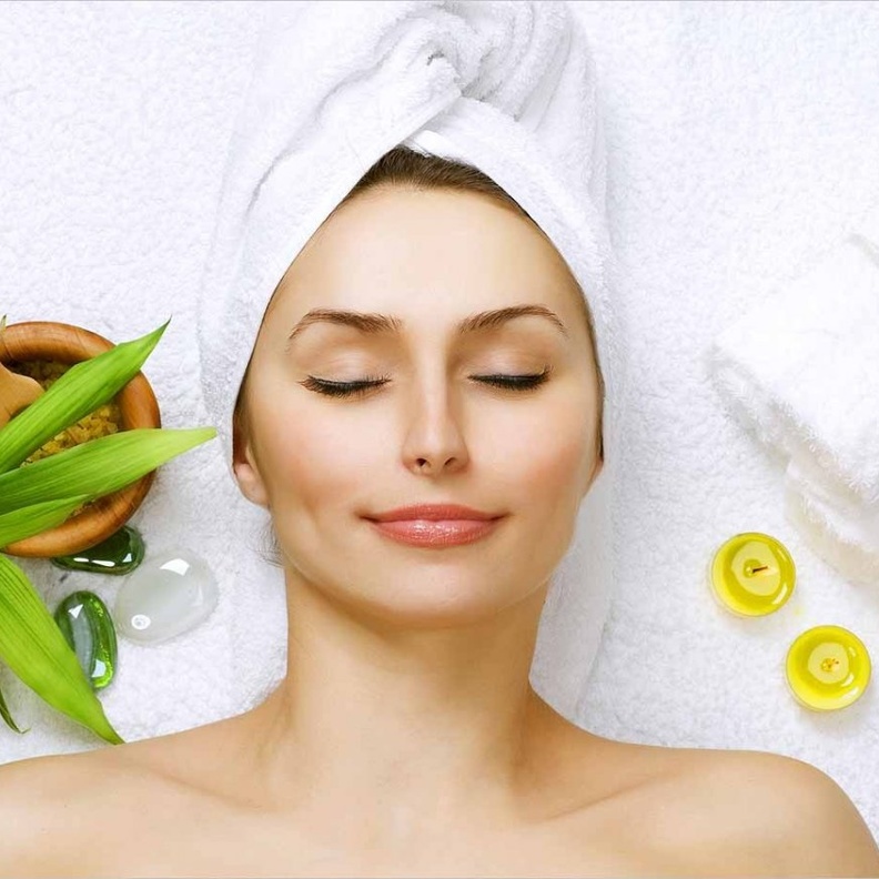 يساعد زيت اللوز الحلو في تبييض البشرة