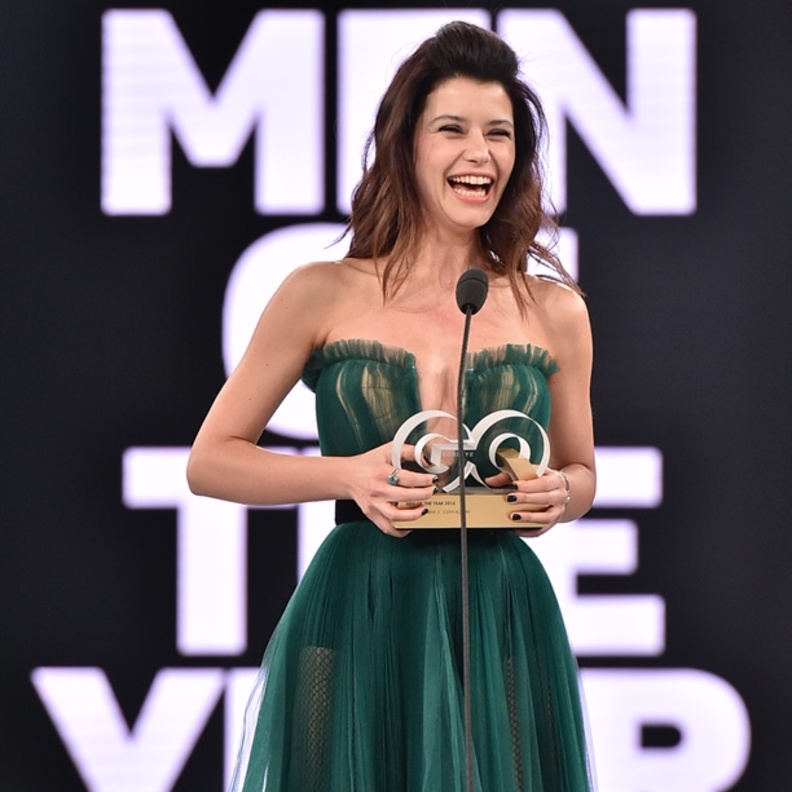 بيرين سات بإطلالة بسيطة بفستان أخضر داكن