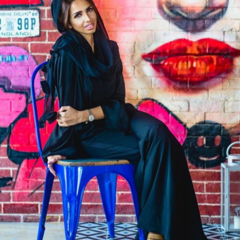 أناقة تامة باللون الأسود من فساتين من تصميم حمدة الفهيم