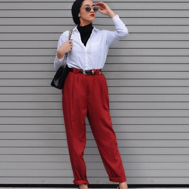 فاطمة حسام نسّقت البنطال الأبيض الهاي ويست بستايل كاجوال أنيق