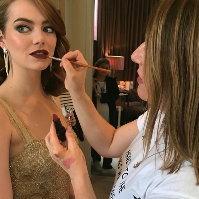 إيما ستون تكمل إطلالتها بشفاه توتية داكنة Emma Stone