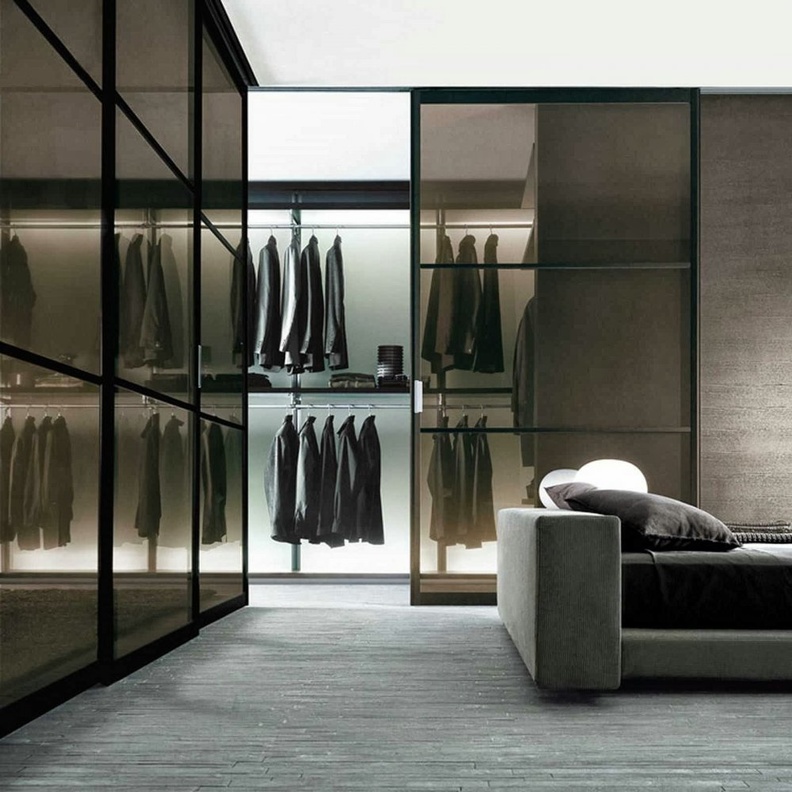 أبواب سحب زجاجية تفصل غرفة الملابس