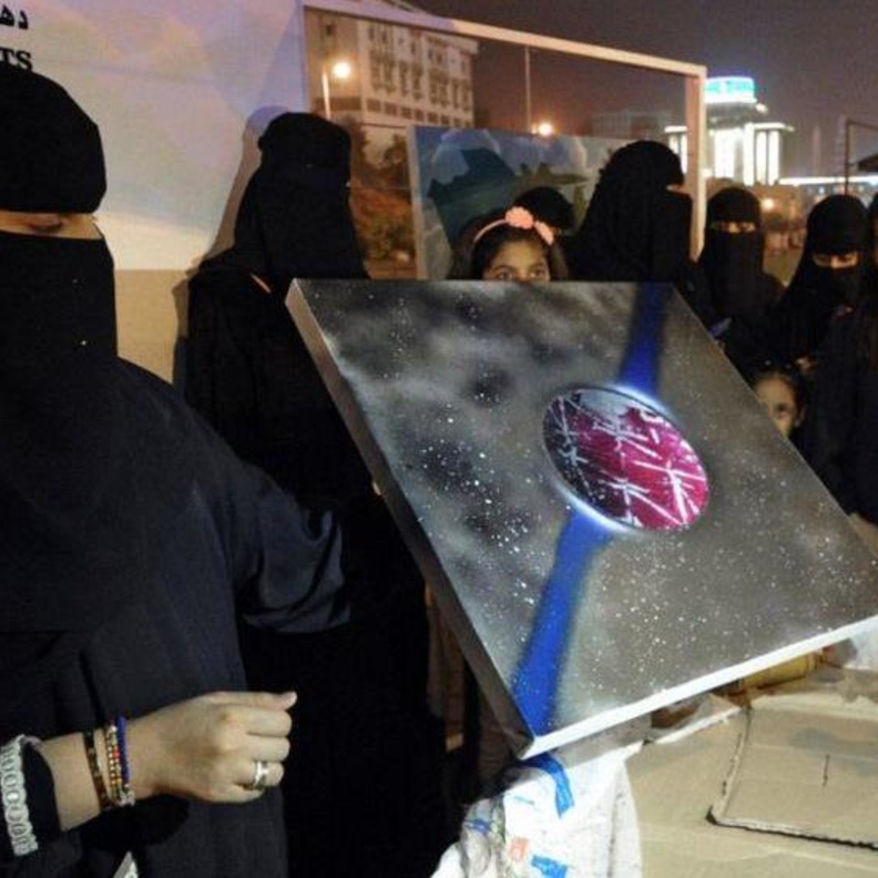 رسامة سعودية كفيفة تجذب أنظار الزوار في شارع الفن بأبها