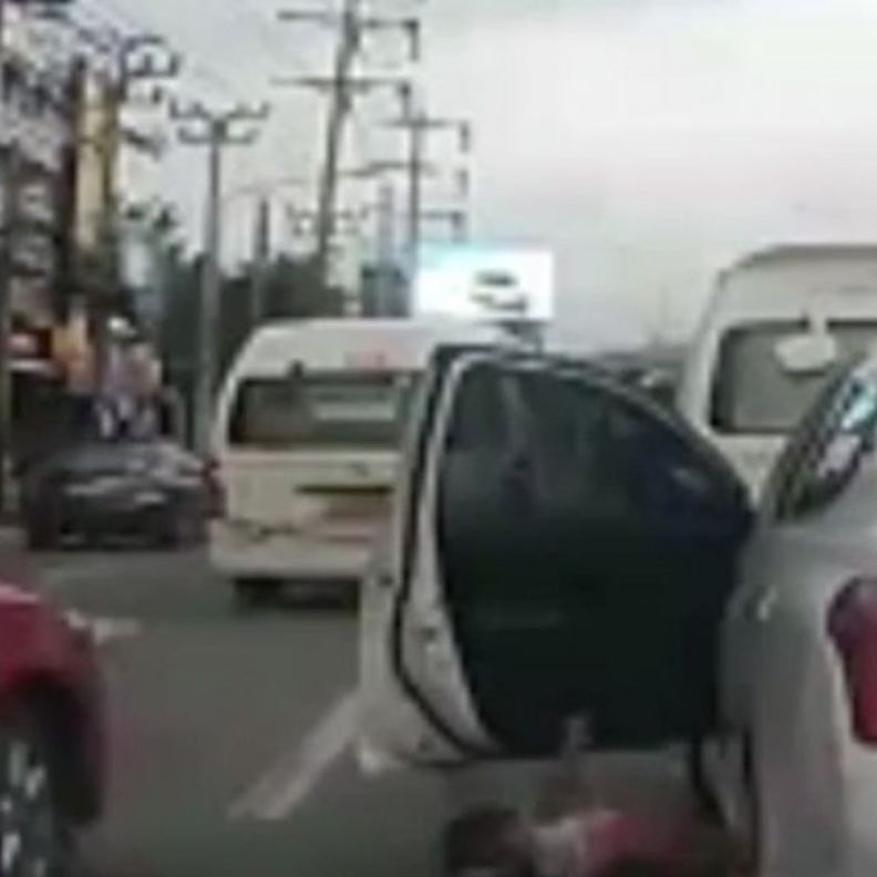 نجاة طفلة من الموت إثر سقوطها من سيارة