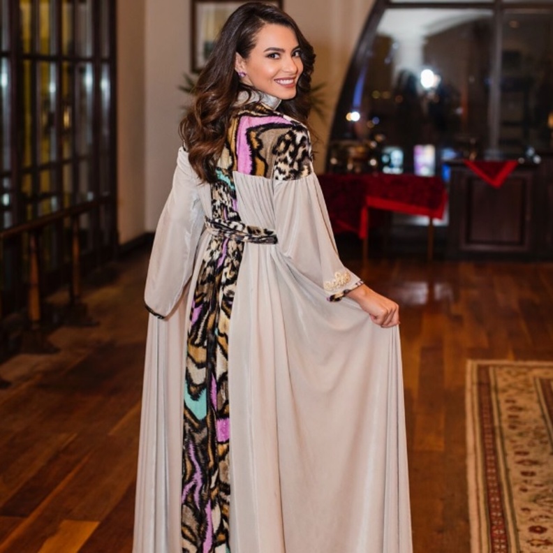 لاميتا فرنجية بفستان أسود مميز