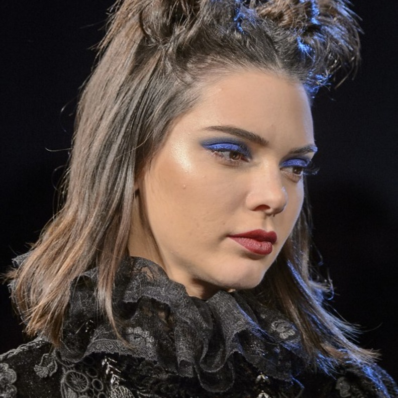 طبّقي مكياج عيون بارز مع اللون الازرق لشتاء 2018