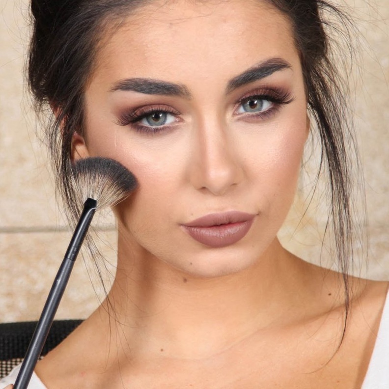 مكياج سموكي بني ناعم