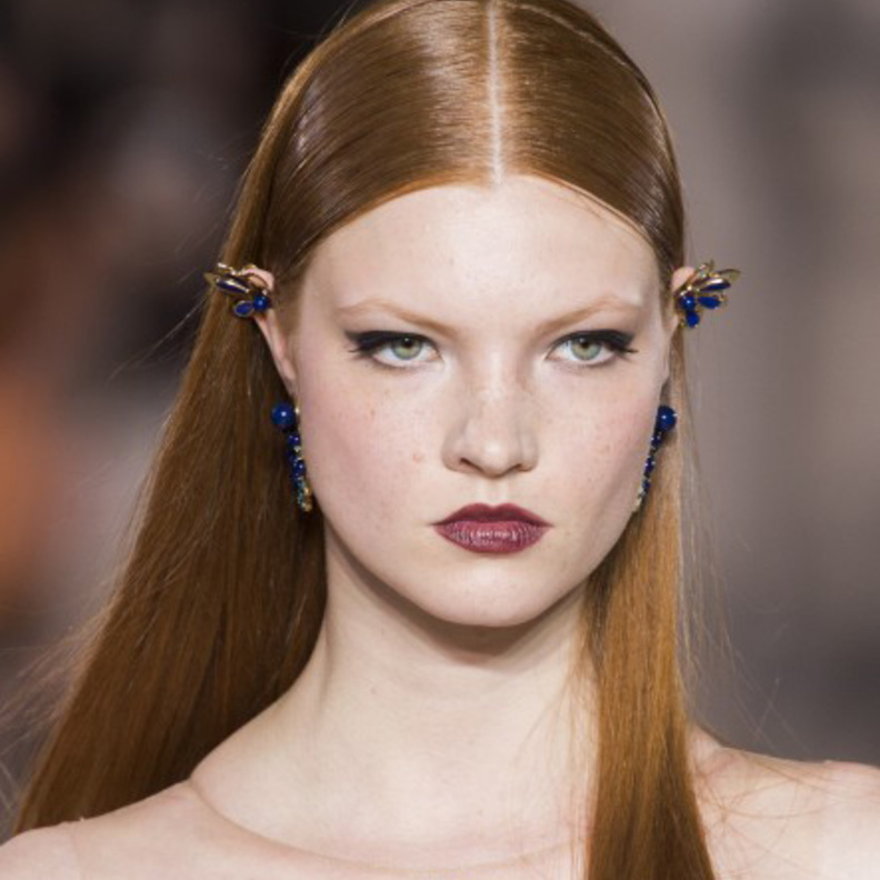 رسمات الآيلاينر الزرقاء البارزة على طريقة صيحات دار Galia Lahav