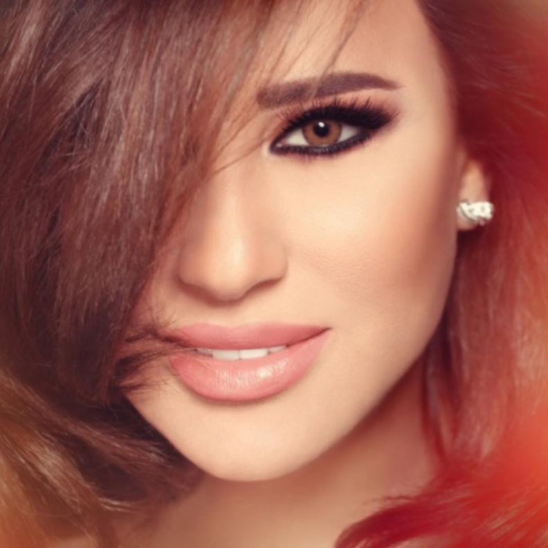 نجوى كرم تحافظ على الملامح المشرقة والناعمة