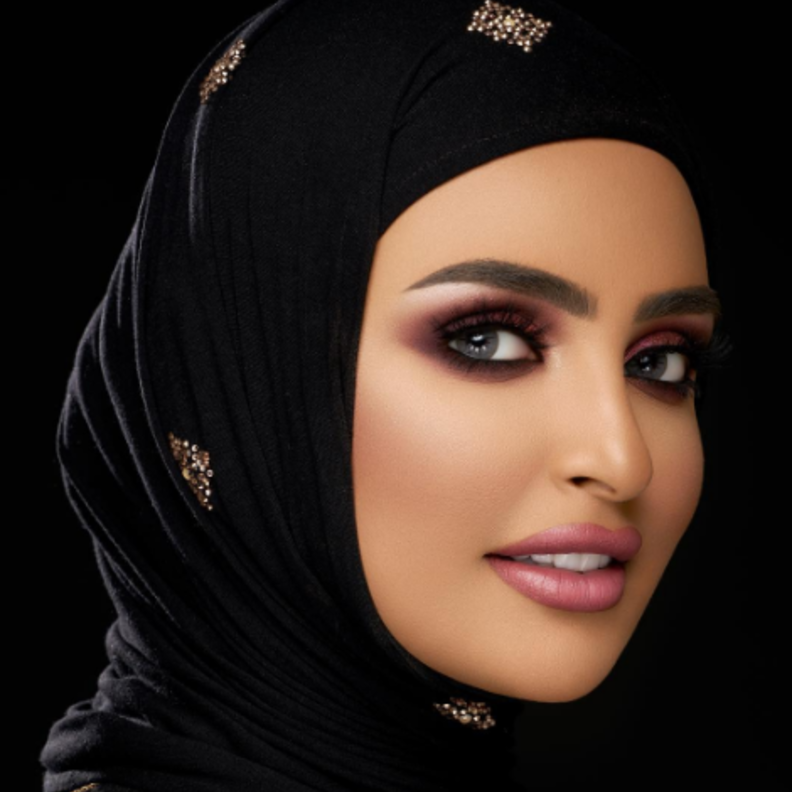 مكياج سموكي ناعم للمحجبات مع الشفايف الطبيعية.