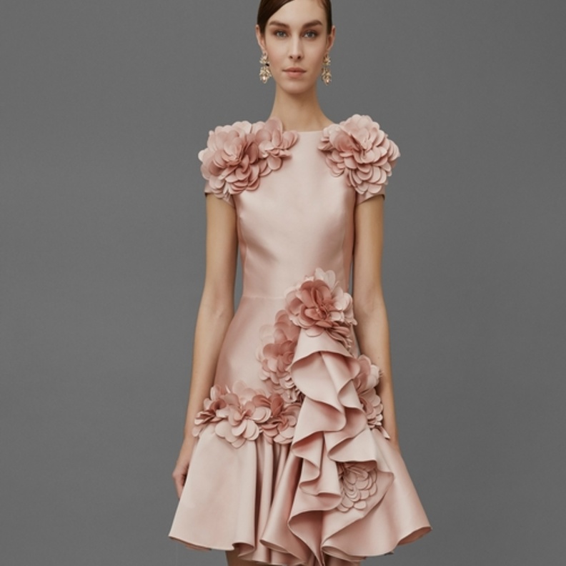 فستان سهرة متألق بين الكشكش وطبعات الورود