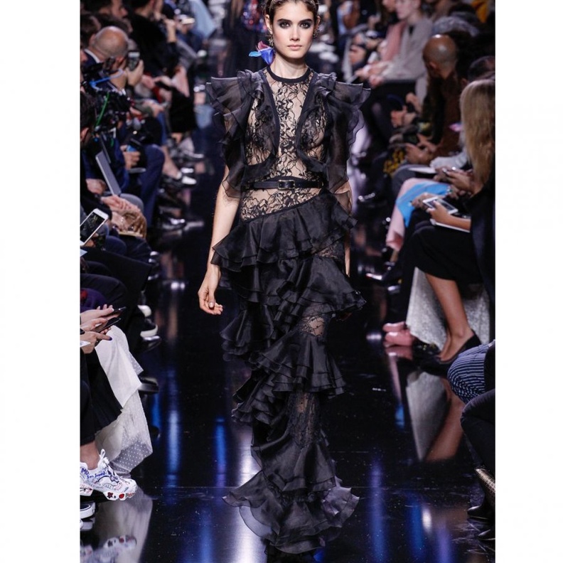 فستان سهرة مزين بالكشكش من ايلي صعب