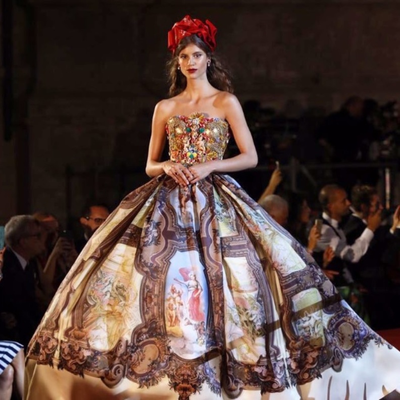 فساتين سهرة مع الحبيبات البراقة والايقونات الهندسية.