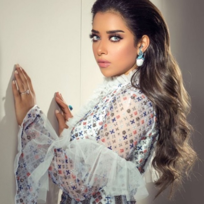 فستان سهرة مع الكشكش وأكمام الموسلين