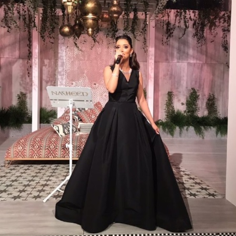 بلقيس تختار فستان سهرة فاخر مع أقمشة التطريز والحرير