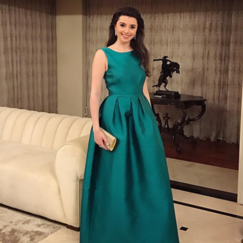 فستان صيفي ناعم باللونين الأسود والأبيض اختارته ماريتا الحيلاني