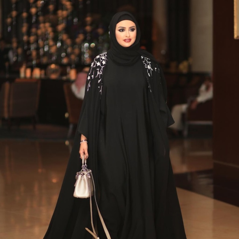 عبايات سوداء مع الجيوب العصرية من دلال الدوب
