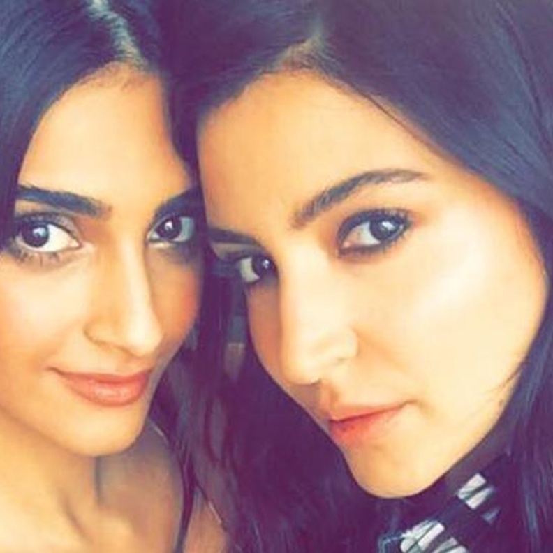 سيلفي سونام كابور و أنوشكا شارما في نيويورك