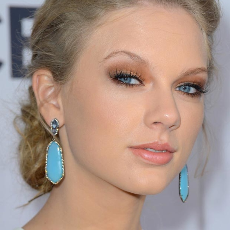 تايلور سويفت بأقراط فاتنة