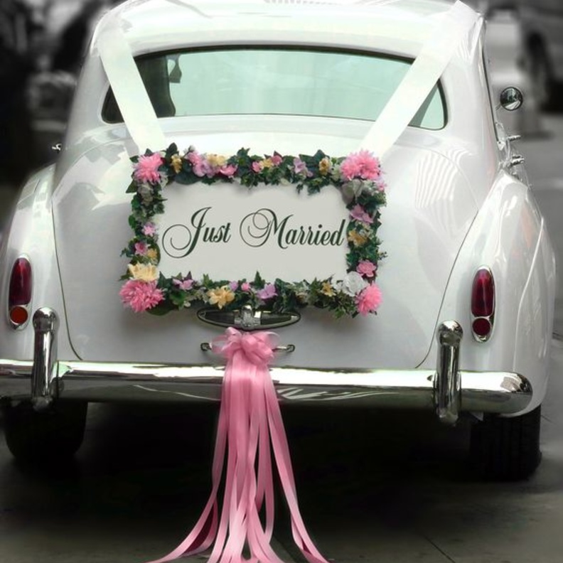 عروس امام سيارة الرولس رويس