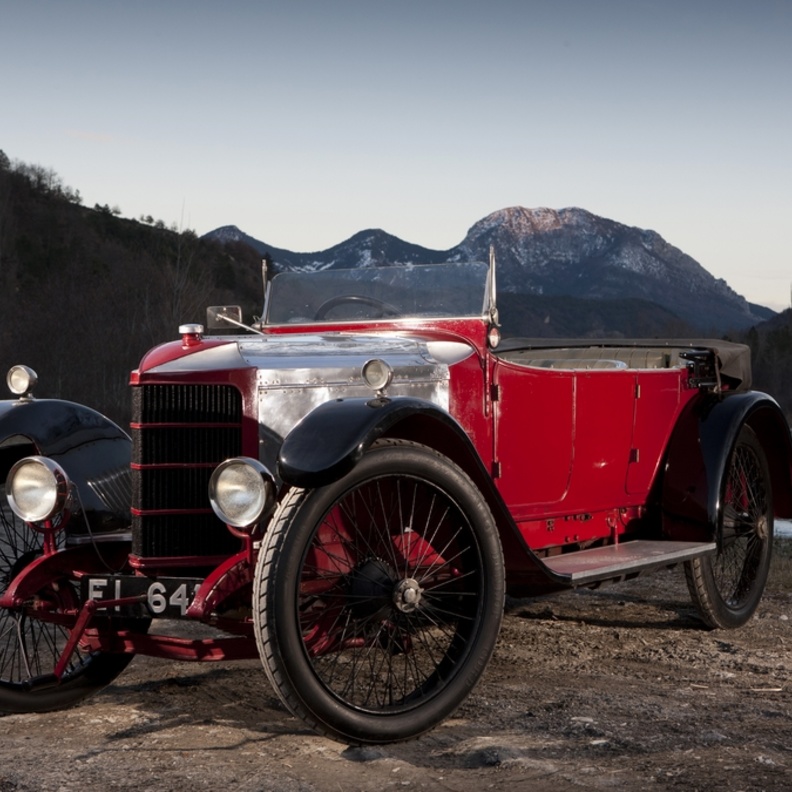 أول سيارة رياضية في التاريخ هي فوكسهول برنس هنري Vauxhall Prince Henry والتي تم تصنيعها عام 1911