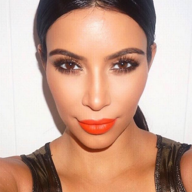 صور سيلفي مع مكياج عيون سموكي على خطى كيندال جينر