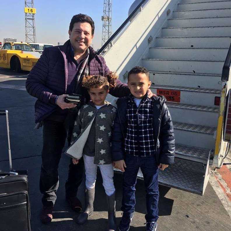 هاني شاكر مع حفيديه التوأم