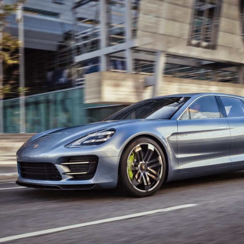 باناميرا سبورت توريزمو رباعية الأبواب