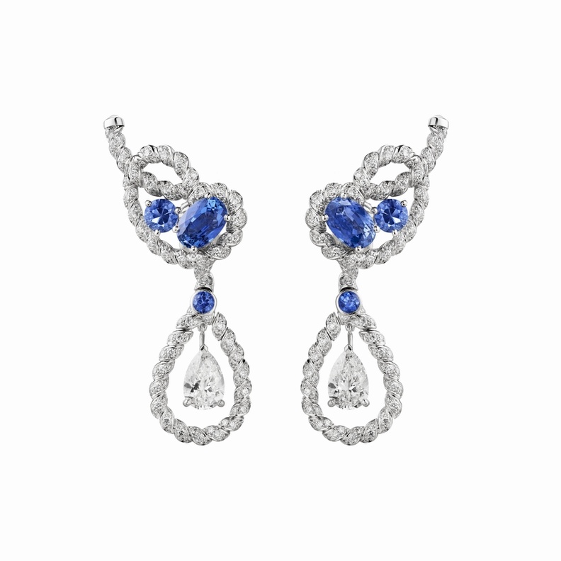 أقراط ديور من الذهب الأبيض والماس والأوبال