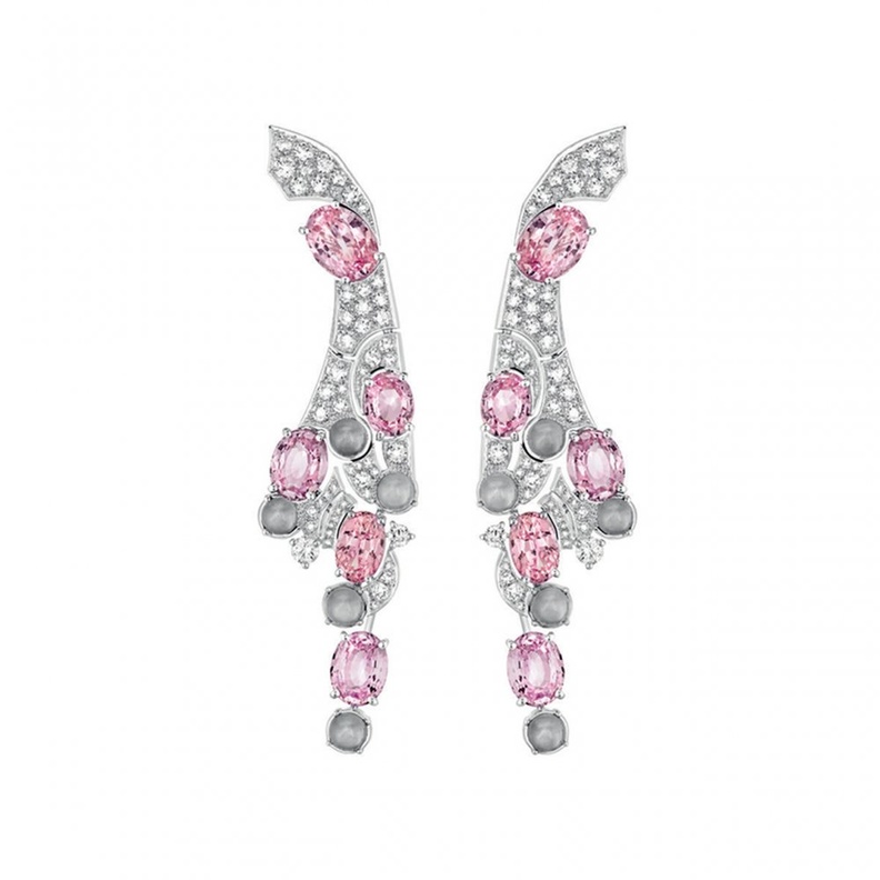 قرط شانيل من الذهب واللؤلؤ والسافير الوردي والماس