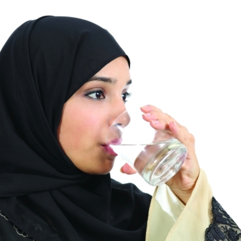  شرب الماء الكافي يسهل عملية الهضم في رمضان.