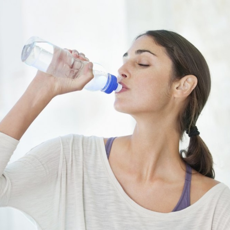 شرب الماء خلال الإفطار على فترات يمنع العطش أثناء الصيام.