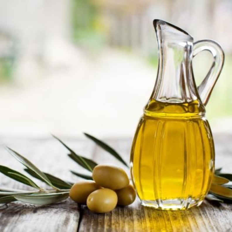 شرب زيت الزيتون يرفع مناعة الجسم