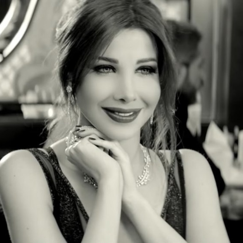 نانسي شربل تختار أحمر الشفاه الداكن والبارز مع تسريحات شعر عالية 