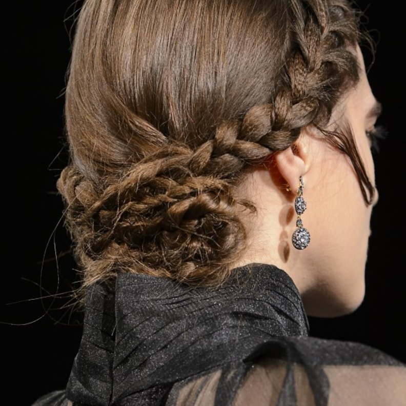 سريحات شعر الضفائر مع الكعكة المنخفضة على خطى دار ‏John Paul Ataker