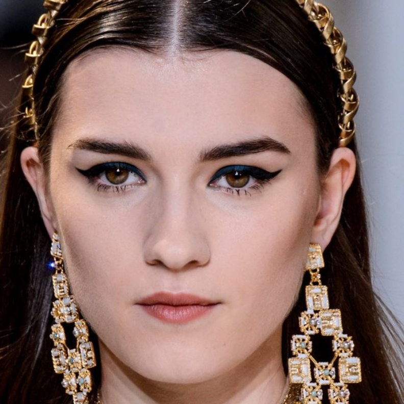 تسريحات شعر العروس مع اكسسوارات الشعر الذهبية