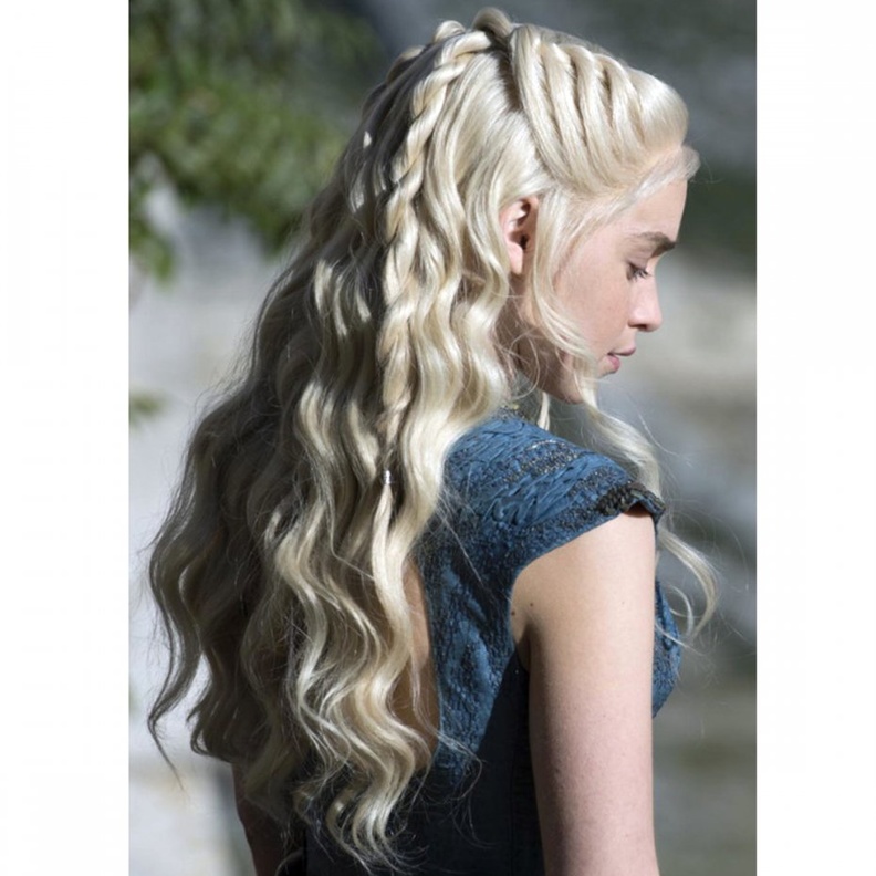 تسريحات شعر الضفائر الخلفية.