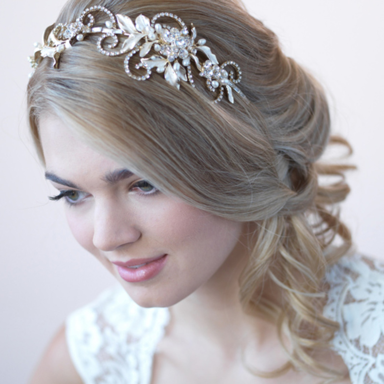 اكسسوار شعر للعروس من اللؤلؤ بتصميم ناعم