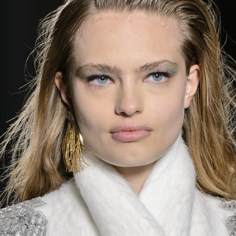 تسريحات شعر مبللة ومنسدلة بأسلوب دار Mugler