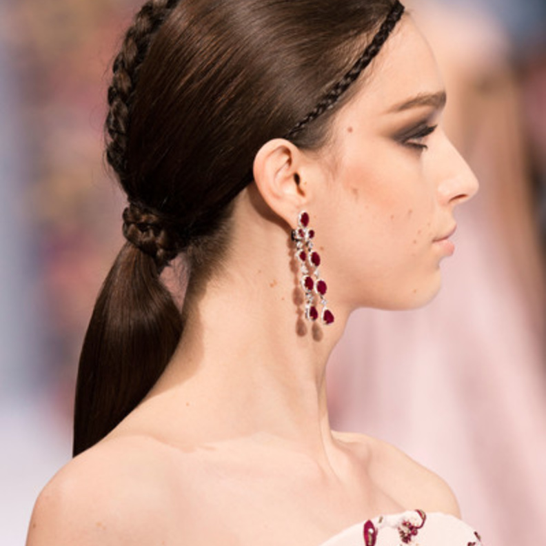 تسريحات شعر ملكية مع ضفائر تزين فروة الراس من الامام