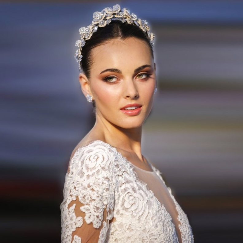 اكسسوار شعر من اوسكار دي لا رنتا.