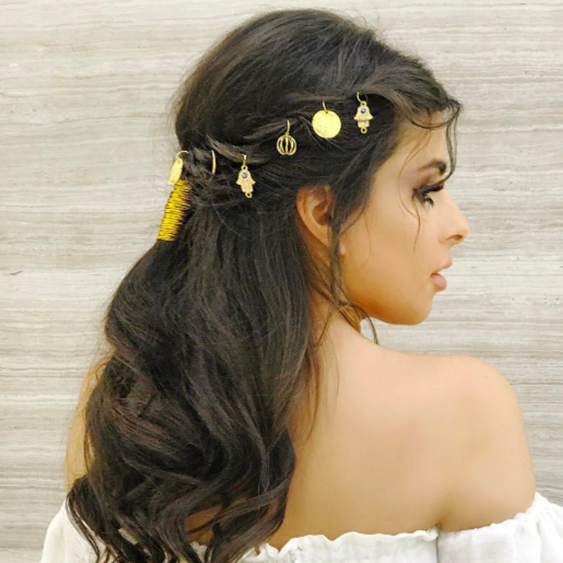 دانا الطويرش تتالق بتسريحات شعر ناعمة مع الاكسسوارات الذهبية