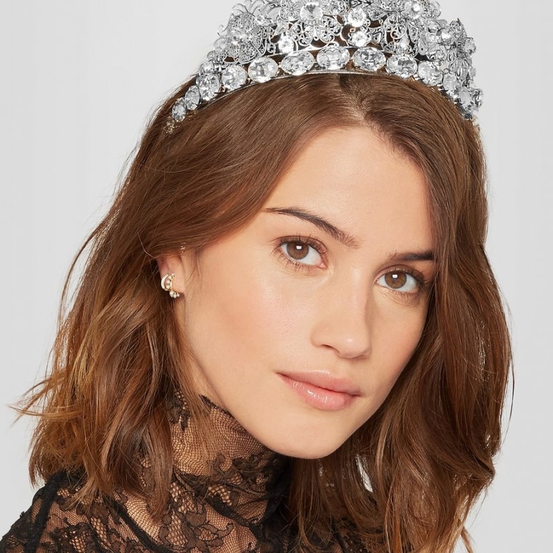 زيني شعرك بتاج من الكريستال